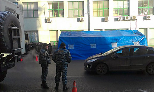 Центр города уже в полудню заполнен полицейскими автобусами: их несколько десятков в районе метро "Китай-город" и "Лубянка", еще 10 на Славянской площади у памятника Кириллу и Мефодию, вокруг Лубянской площади не менее 15 автобусов и спецавтомобиль "Тигр". Там же стоят несколько автомобилей телеканалов. Патрули и в Ильинском сквере.