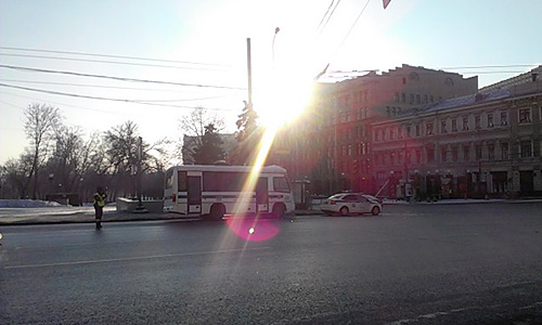 На Площади революции также усилены меры правопорядка: не менее 15 автобусов припарковано у памятника Карлу Марксу. Всего, по подсчетам корреспондента "Интерфакса", в центре города сосредоточено не менее 100 полицейских автомашин и автобусов.