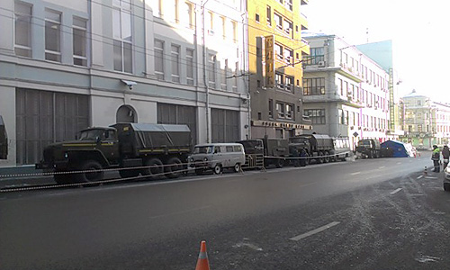 На Большой Дмитровке со стороны Театральной - пусто. На улице Кузнецкий мост до Неглинной идут строительные работы, там нет ни сотрудников полиции, ни автобусов.