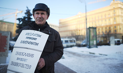 Полиция просит собравшихся пройти в метро. "Акция не согласована", - предупреждют полицейские в мегафон.