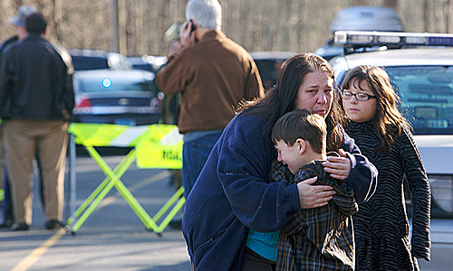 В результате стрельбы, открытой в пятницу в начальной школе "Сэнди Хук" в городе Ньютаун (штат Конненктикут, США), погибли около 30 человек, не менее 18 из них - маленькие дети.