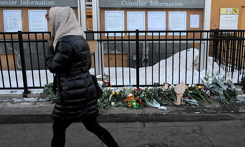 Возложение цветов у посольства США в Москве.