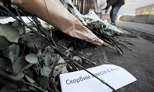 Возложение цветов у посольства США в Москве.