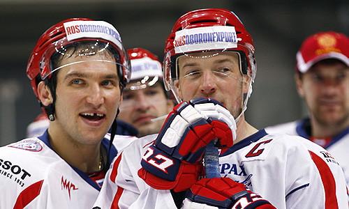 Игроки сборной России Александр Овечкин и Илья Никулин (слева направо на первом плане) после победы команды в финале Кубка Первого канала по хоккею 2012: Россия – Финляндия - 3:1.