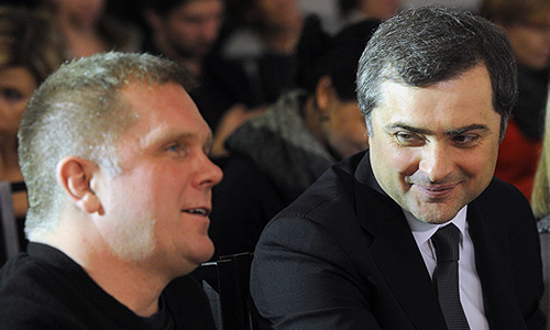 Главный редактор "Русского пионера" Андрей Колесников и руководитель аппарата правительства РФ Владислав Сурков во время церемонии вручения литературной премии журнала "Русский пионер" в галерее "Гараж".