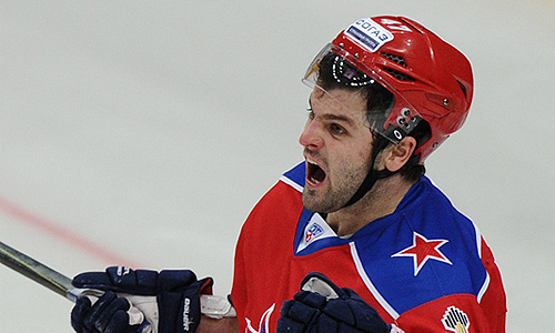 Игрок ЦСКА Александр Радулов после года в матче чемпионата КХЛ: ЦСКА (Москва) – "Салават Юлаев" (Уфа).