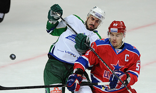 Игроки "Салавата Юлаева" Иван Баранка и ЦСКА Сергей Широков (слева направо) во время матча чемпионата КХЛ: ЦСКА (Москва) – "Салават Юлаев" (Уфа).