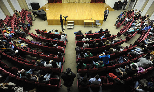 Студенты Российского государственного торгово-экономического университета (РГТЭУ), объявившие забастовку в связи с решением министерства образования РФ о признании университета неэффективным, в аудитории вуза.