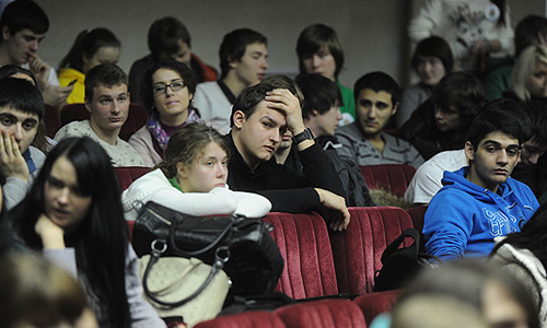 Студенты Российского государственного торгово-экономического университета (РГТЭУ), объявившие забастовку в связи с решением министерства образования РФ о признании университета неэффективным, в аудитории вуза.