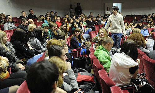 Студенты Российского государственного торгово-экономического университета (РГТЭУ), объявившие забастовку в связи с решением министерства образования РФ о признании университета неэффективным, в аудитории вуза.