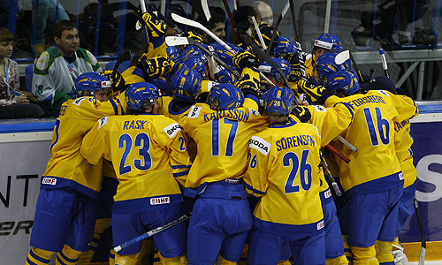 Игроки сборной Швеции после победы в полуфинальном матче молодежного чемпионата мира по хоккею: Швеция - Россия - 3:2.