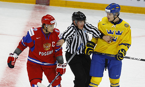 Игроки сборной России Наиль Якупов (слева) и сборной Швеции Микаэль Викстранд (справа) в полуфинальном матче молодежного чемпионата мира по хоккею: Швеция - Россия - 3:2.