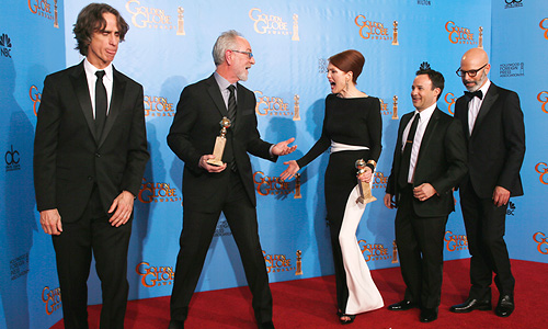 Актриса Джулианна Мур (в центре), режиссер Джей Роч (второй слева) и другие члены съемочной команды. "Золотой глобус" за лучший минисериал "Игра изменилась".