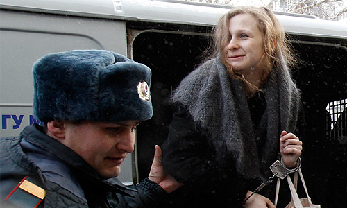 Участницу панк-группы Pussy Riot Марию Алехину доставили в Березниковский городской суд Пермского края, где будет рассматриваться ее ходатайство об отсрочке наказания, следует из записей арт-группы "Война" в "Твиттере".