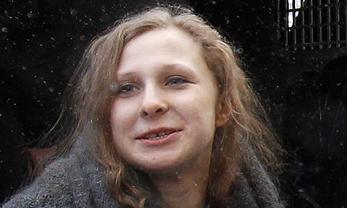 Участницу панк-группы Pussy Riot Марию Алехину доставили в Березниковский городской суд Пермского края, где будет рассматриваться ее ходатайство об отсрочке наказания, следует из записей арт-группы "Война" в "Твиттере".