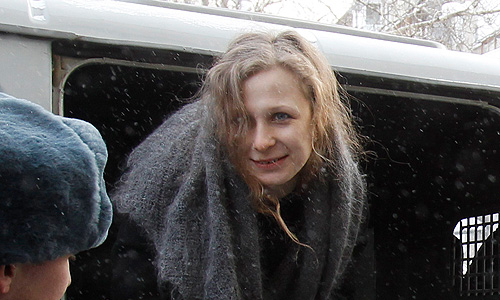 Участницу панк-группы Pussy Riot Марию Алехину доставили в Березниковский городской суд Пермского края, где будет рассматриваться ее ходатайство об отсрочке наказания, следует из записей арт-группы "Война" в "Твиттере".