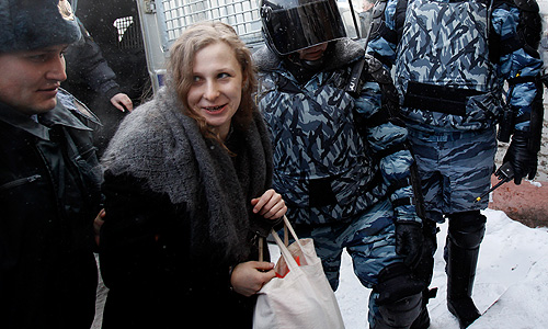 Участницу панк-группы Pussy Riot Марию Алехину доставили в Березниковский городской суд Пермского края, где будет рассматриваться ее ходатайство об отсрочке наказания, следует из записей арт-группы "Война" в "Твиттере".