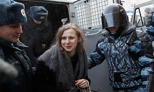 Участницу панк-группы Pussy Riot Марию Алехину доставили в Березниковский городской суд Пермского края, где будет рассматриваться ее ходатайство об отсрочке наказания, следует из записей арт-группы "Война" в "Твиттере".