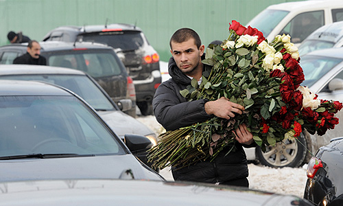 Церемония похорон криминального авторитета Аслана Усояна (Дед Хасан) завершилась на Хованском кладбище в Москве без происшествий.