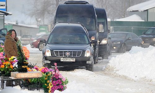 Церемония похорон криминального авторитета Аслана Усояна (Дед Хасан) завершилась на Хованском кладбище в Москве без происшествий.