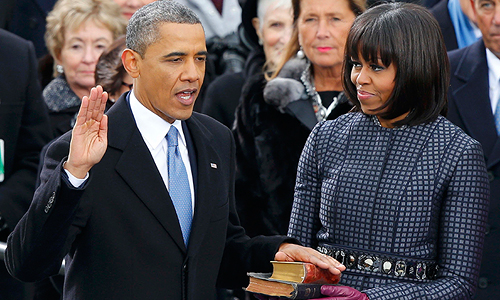 Обама, стоя перед членом Верховного суда Джоном Робертсом, произнес присягу, текст которой включен в статью II, часть 1, Конституции США.