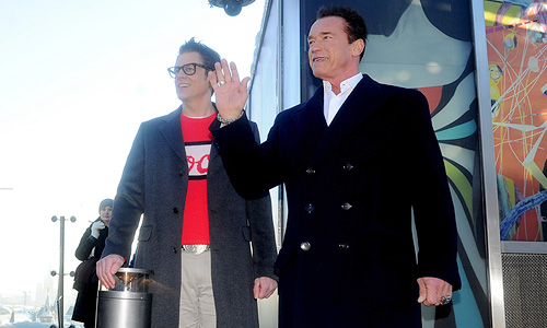 Актеры Джонни Ноксвил и Арнольд Шварценеггер (слева направо) во время фотосессии на крыше отеля Ritz-Carlton.