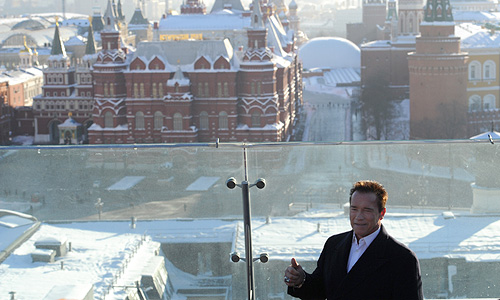 Актер Арнольд Шварценеггер во время фотосессии на крыше отеля Ritz-Carlton.