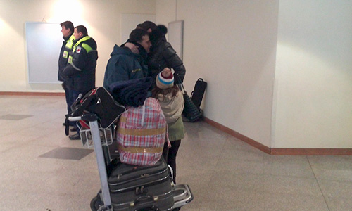 Первым, в 05:07 мск в столичном аэропорту "Домодедово" приземлился Як-42. На борту самолета в Москву прибыли 28 человек, в том числе 15 детей, десять женщин и трое мужчин.