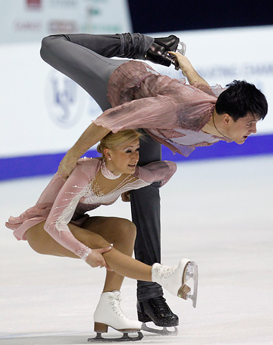 Второе место заняли немецкие фигуристы Алена Савченко и Робин Шолковы, у них 205,24 балла. Замкнула пьедестал итальянская пара Стефания Бертон/Андрей Хотарек, они набрали 187,45 балла.