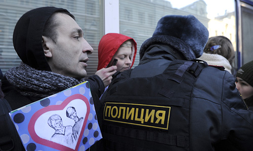 Конфликт между сторонниками и противниками закона о пропаганде гомосексуализма.