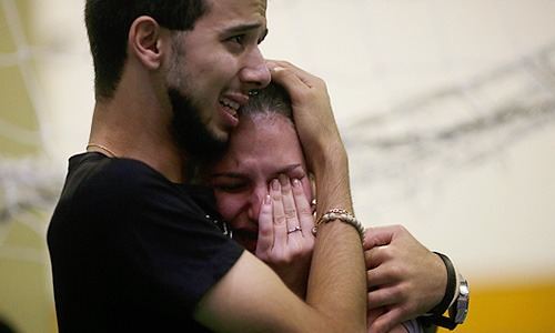 Президент Бразилии Дилма Русеф объявила национальный траур по жертвам пожара в ночном клубе Kiss в Санта-Марии. В штате, где произошла трагедия, траур будет продолжаться 30 дней, сообщает BBC. По последним данным, число жертв трагедии составляет 232 человека. Согласно предварительной информации, причиной пожара могли стать фейерверки, которые зажгла выступавшая на сцене рок-группа.