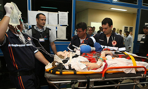 Президент Бразилии Дилма Русеф объявила национальный траур по жертвам пожара в ночном клубе Kiss в Санта-Марии. В штате, где произошла трагедия, траур будет продолжаться 30 дней, сообщает BBC. По последним данным, число жертв трагедии составляет 232 человека. Согласно предварительной информации, причиной пожара могли стать фейерверки, которые зажгла выступавшая на сцене рок-группа.