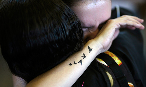 Президент Бразилии Дилма Русеф объявила национальный траур по жертвам пожара в ночном клубе Kiss в Санта-Марии. В штате, где произошла трагедия, траур будет продолжаться 30 дней, сообщает BBC. По последним данным, число жертв трагедии составляет 232 человека. Согласно предварительной информации, причиной пожара могли стать фейерверки, которые зажгла выступавшая на сцене рок-группа.