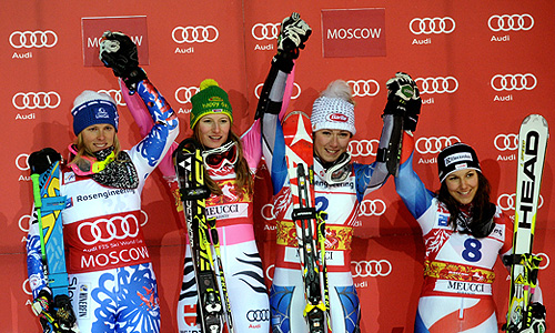 Словацкая спортсменка Вероника Велес-Зузулова (второе место), немецкая спортсменка Лена Дюрр (первое место), американка Микаэла Шиффрин (третье место) и швейцарка Венди Холденер (четвертое место) (слева направо) во время церемонии награждения призеров женского этапа Кубка мира по горнолыжному спорту.