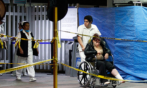 Взрыв произошел на первом этаже 54-этажного здания, в котором располагается офис крупной мексиканской нефтяной компании Pemex. По предварительной версии, причиной взрыва мог быть взрыв газа в помещении подстанции небоскреба, однако истинную причину еще предстоит установить.