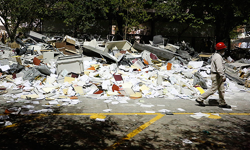 Взрыв произошел на первом этаже 54-этажного здания, в котором располагается офис крупной мексиканской нефтяной компании Pemex. По предварительной версии, причиной взрыва мог быть взрыв газа в помещении подстанции небоскреба, однако истинную причину еще предстоит установить.