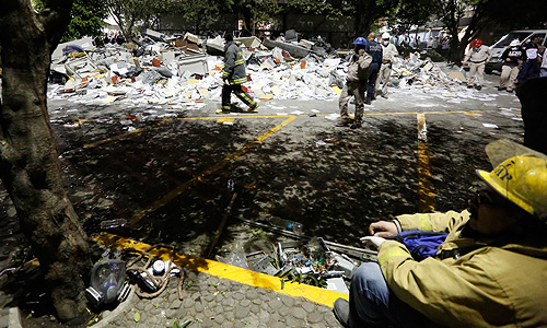 Взрыв произошел на первом этаже 54-этажного здания, в котором располагается офис крупной мексиканской нефтяной компании Pemex. По предварительной версии, причиной взрыва мог быть взрыв газа в помещении подстанции небоскреба, однако истинную причину еще предстоит установить.