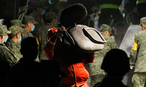 Взрыв произошел на первом этаже 54-этажного здания, в котором располагается офис крупной мексиканской нефтяной компании Pemex. По предварительной версии, причиной взрыва мог быть взрыв газа в помещении подстанции небоскреба, однако истинную причину еще предстоит установить.