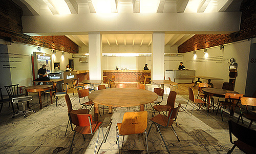 В "Гоголь-центре", который открылся на базе московского драматического театра им. Гоголя под руководством Кирилла Серебренникова после реставрации.