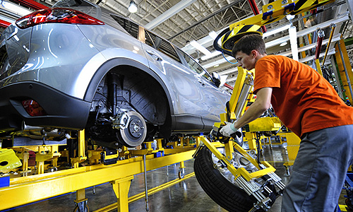 Во время сборки автомобиля Mazda CX-5 на конвейере в сборочном цехе автозавода "Соллерс-Дальний Восток" совместного предприятия "Соллерс" и "Мазда".