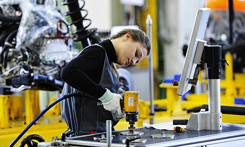 Во время сборки автомобиля Mazda CX-5 на конвейере в сборочном цехе автозавода "Соллерс-Дальний Восток" совместного предприятия "Соллерс" и "Мазда".