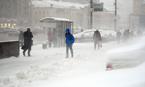В Москве за полдня выпала десятая часть годовой нормы. Снегопад, усилившийся к вечеру понедельника, вызвал задержки рейсов в аэропортах "Шереметьево" и "Внуково" и девятибалльные пробки.