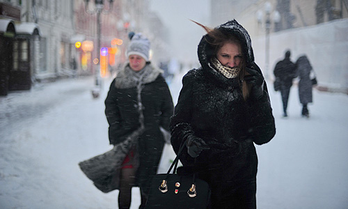 В Москве за полдня выпала десятая часть годовой нормы. Снегопад, усилившийся к вечеру понедельника, вызвал задержки рейсов в аэропортах "Шереметьево" и "Внуково" и девятибалльные пробки.