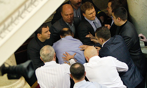 Депутаты оппозиционных партий "Батьківщина", "Свобода" и "УДАР" блокируют трибуну и президиум Верховной Рады. Оппозиция настаивает на внедрении системы личного голосования.