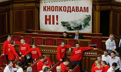 Депутаты оппозиционных партий "Батьківщина", "Свобода" и "УДАР" блокируют трибуну и президиум Верховной Рады. Оппозиция настаивает на внедрении системы личного голосования.