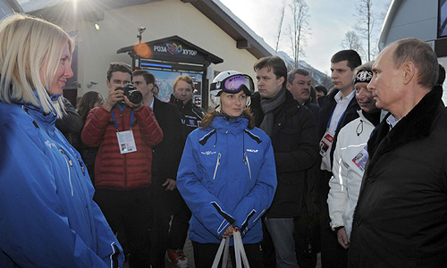 Президент России Владимир Путин (справа) с командой инструкторов по горнолыжному спорту во время осмотра горнолыжного центра "Роза Хутор" в Сочи.