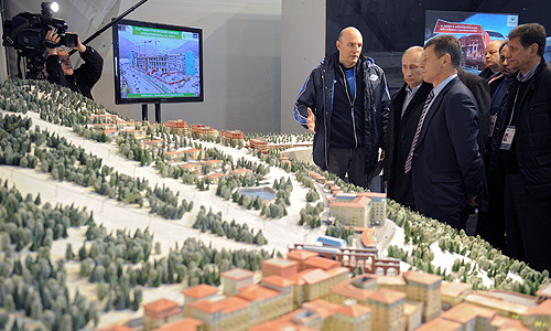 Президент Оргкомитета "Сочи-2014" Дмитрий Чернышенко, президент России Владимир Путин, вице-премьер РФ Дмитрий Козак, первый вице-спикер Госдумы Александр Жуков (слева направо на первом плане) и министр спорта РФ Виталий Мутко (справа на втором плане) во время осмотра макета горного Медиа центра в Красной поляне.