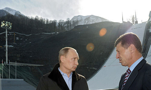 Президент России Владимир Путин и вице-премьер РФ Дмитрий Козак (слева направо) во время осмотра строительства комплекса для прыжков с трамплина "Русские горки" в Сочи.