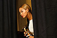 Певица Beyonce с наградой за лучшую композицию в жанре традиционного R&B "Love On Top".