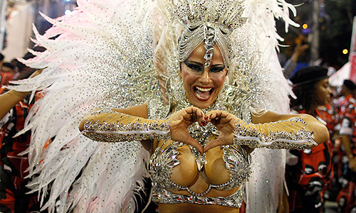 В Рио-де-Жанейро проходит традиционный карнавал - самый большой, самый красочный и самый эмоциональный праздник страны.